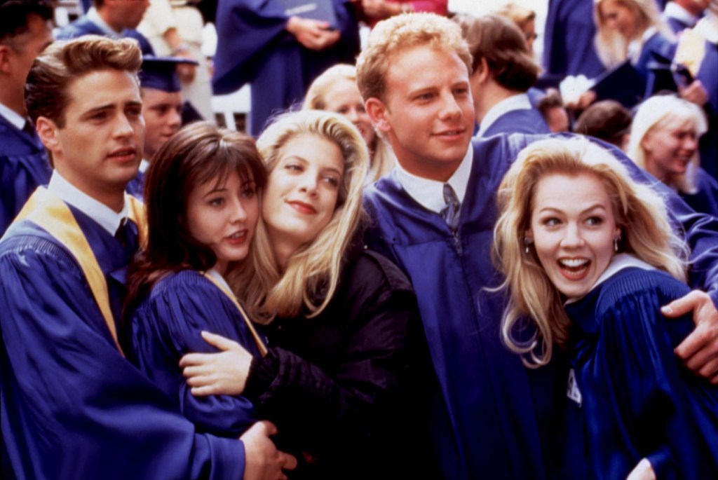 BEVERLY HILLS, 90210, 1990-2000, Jason Priestley, Shannen Doherty, Tori Spelling, Ian Ziering, Jennie Garth, 1993, at high school graduation